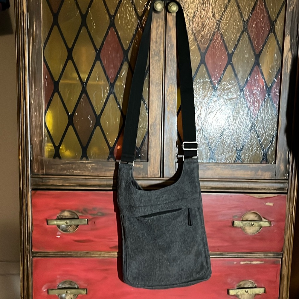 Vintage Y2K Old Navy Gray fleece purse w/ adjustable blk strap, front zip pocket